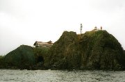 海より祝津岬の灯台と鰊御殿