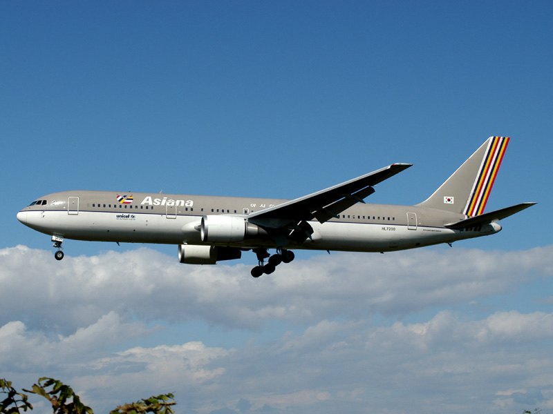 B767-328ER HL7200