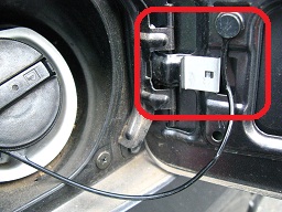 ツメ（突起）に対して車輌外側（画像右側）にあることに要注意