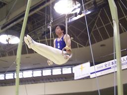 競技会で吊り輪の演技中の筆者