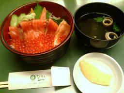 鮭親子どんぶりを注文。こんな感じ