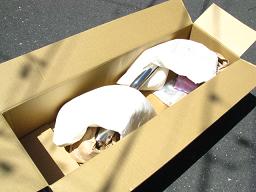 梱包を開いたところ。両端フランジ部と本体に各2個ずつの緩衝材がある