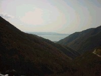 峠の頂上から望む猪苗代湖