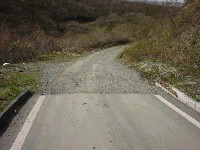 なんと頂上から先は未舗装道路(驚)