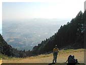 �ʂ��Ă���̂͒N�ł��傤�H