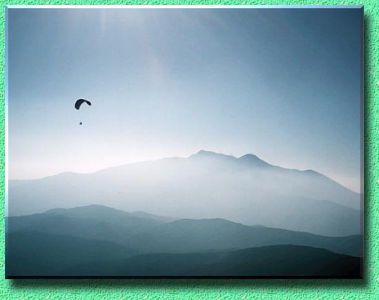 筑波山をバックに飛ぶ