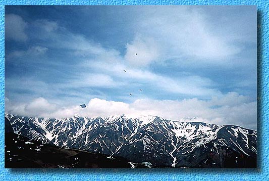 �㗧�R�A����o�b�N�ɔ��