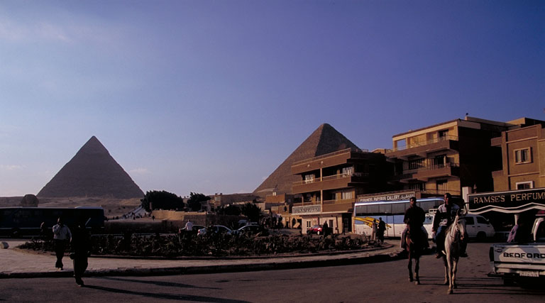 MŨs~bh Giza Pyramid