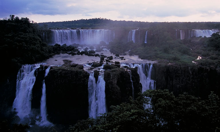 COAX̑ Iguazu Falls