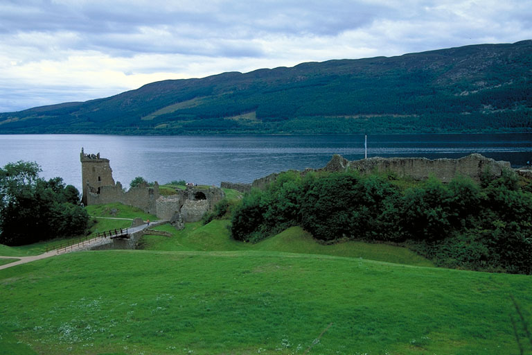 ネス湖畔のアーカート城 Urquhrart Castle by Loch Ness