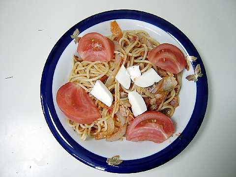 トマトとモッツァレラチーズのスパゲティ桃太郎のせ