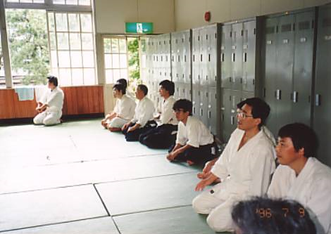 前列右から3番目が、鈴木師範です。