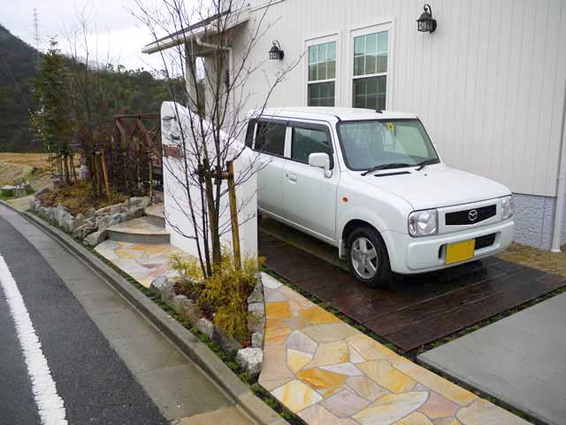 擬木枕木を敷き、駐車スペースをつくりました。