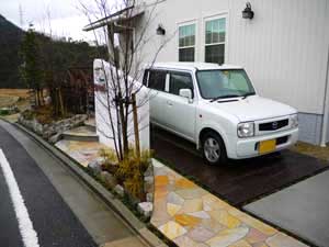 黒いタイルで駐車スペースをつくりました。