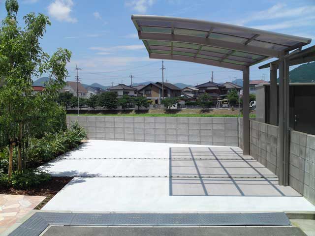 車庫まわり空間を広々ととり、安全な車庫まわり空間をつくりました。