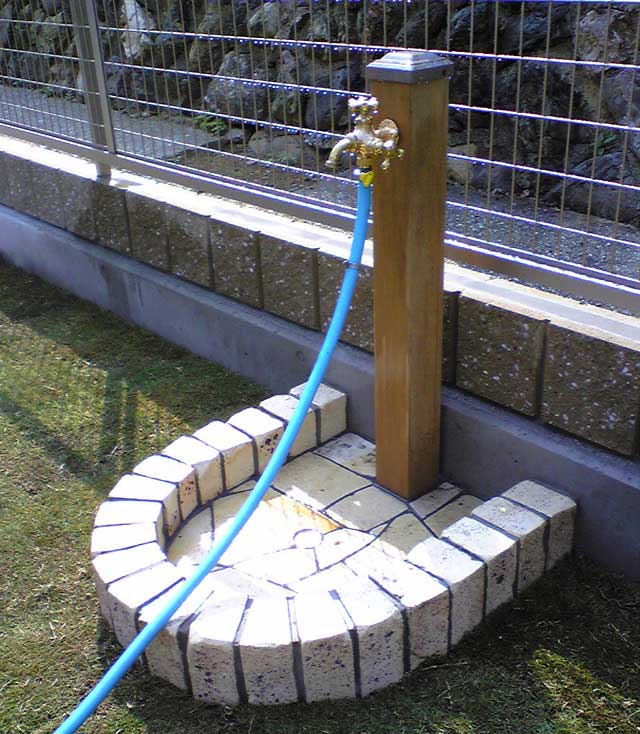 ウッディタイプのオリジナル立水栓を施工しました。