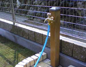 ベーシックな木の立水栓です。パン(水受け)は、レンガで造りました。