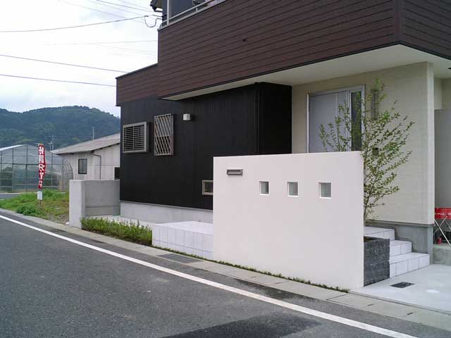 ホワイト系の塗装で仕上げた、門まわりです。