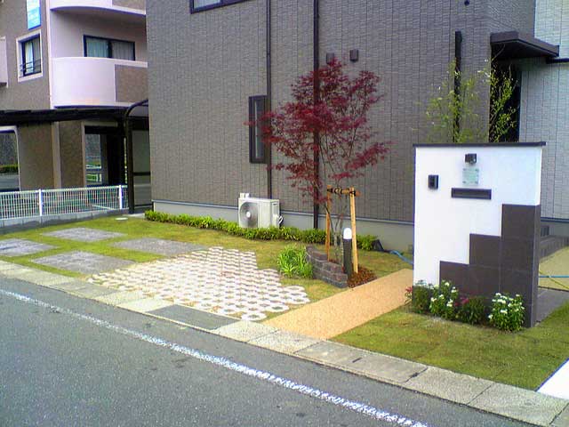 ホワイトと、グレーの素材を使って門まわり空間を造りました。