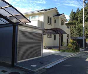 愛車を守るガレージと、自然あふれる家まわりを設計・施工させて頂きました。