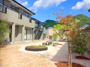 写真では確認できませんが、透水性のコンクリート平板を使用して、地中にネトロンパイプを埋設し、大雨に対応。雑草も生えにくいように防草シートも張っております。