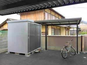 車庫奥には、駐輪場と中型サイズの物置を設置しました。