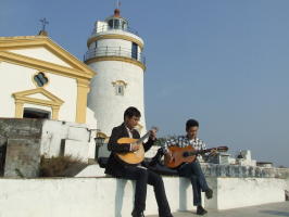 ギア灯台（世界遺産）を背景に演奏するマリオネット