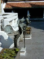  Statue