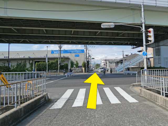写真8.阪神高速高架下交差点