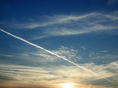 夕焼け近い青空を飛行機が北西へ飛び去っていった。