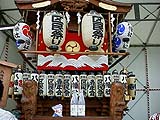 区民祭りの山車も登場