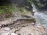 発見!河原の野天温泉