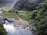 橋の上から右下を振り返る