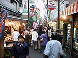 買い物客の人波