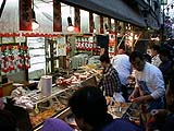 店先に夕闇迫り