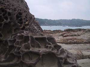 蜂の巣状奇岩