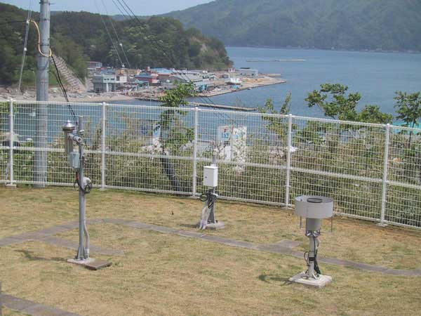 雨量計と気温・湿度の通風筒