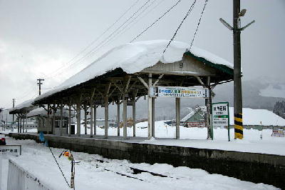雪の鹿角花輪駅
