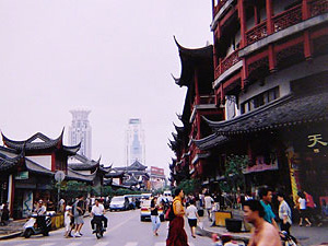 上海老街から外灘方向の高層ホテルを望む