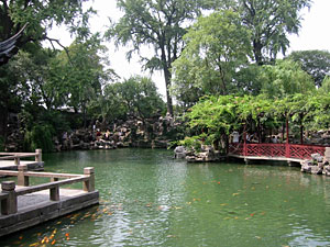留園の池と向こう岸に太湖石