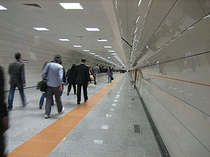 地下鉄の乗り換え通路が長すぎ