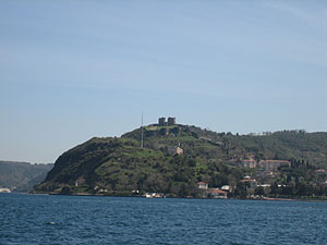 船から見た丘の上のYoros Castle跡