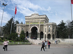 イスタンブル大学正門