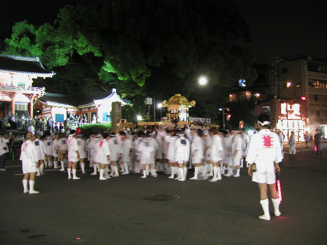 門の前で神輿が踊る１