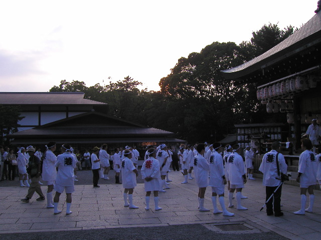 夕刻、祭りの準備が始まる