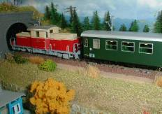 客車一両を牽引した列車