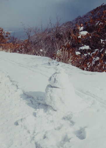 山道の「雪だるま」くん。