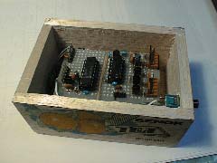 箱に入れたセキュリティ・システム基板