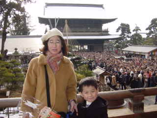 長野・善光寺の初詣風景