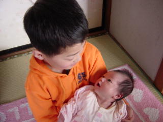 見つめあう兄と妹